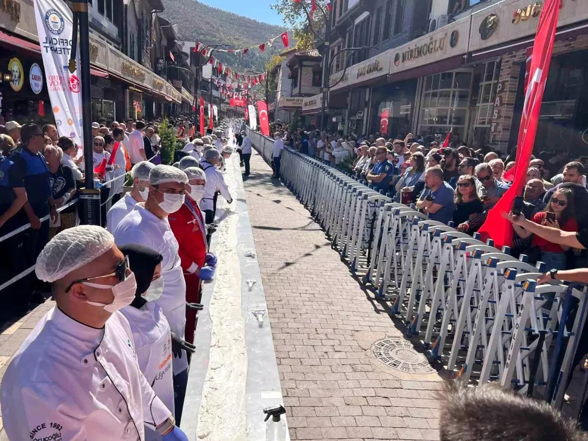 Afyonkarahisar’da Dünyanın En Uzun Lokumu Rekoru Tescillendi